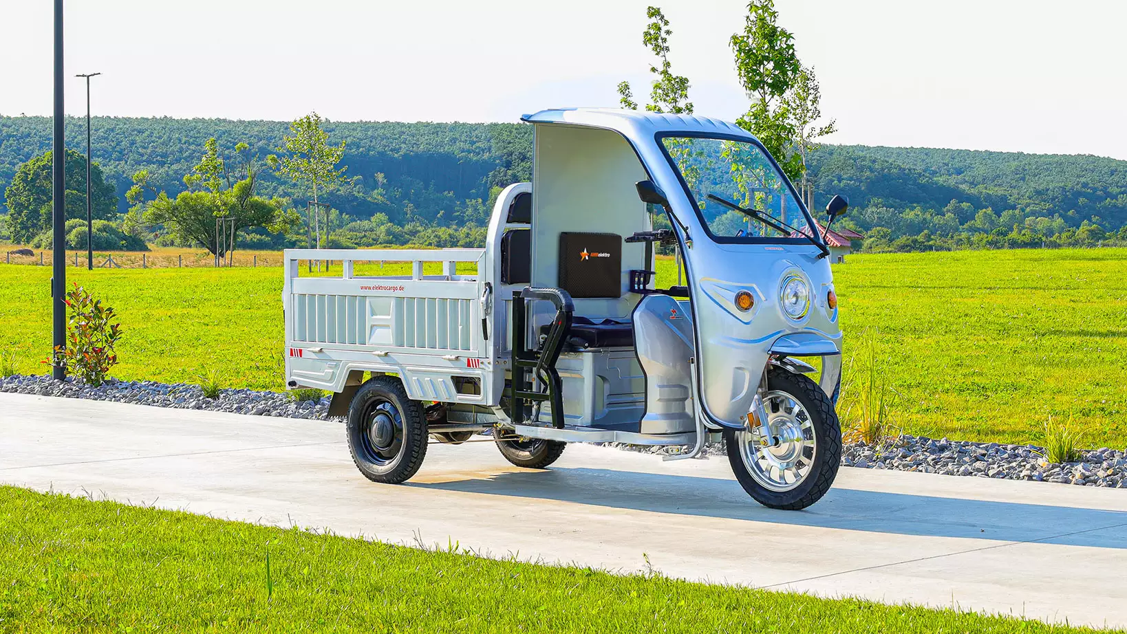 AMR-400-Right-Front-Angle-Standard-Tires-Cabin